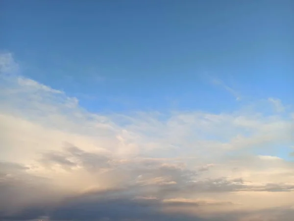 Pôr Sol Nuvens Céu Azul Natureza Noite Olhando Para Cima — Fotografia de Stock