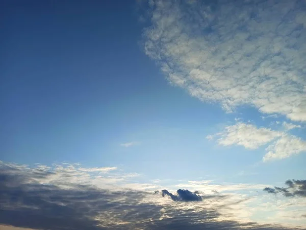 Zonsondergang Wolken Blauw Aan Hemel Natuur Avond Omhoog Kijkend — Stockfoto