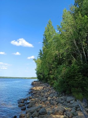 gökyüzü, nehir, ağaçlar, mavi, yeşil, kıyı, kum, kayalar, ufuk