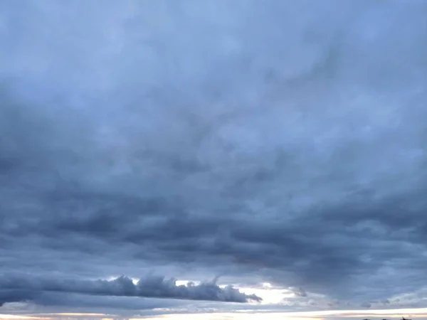 Hemel Blauw Wolken Horizon Zomer Helling Zon Omhoog Kijkend — Stockfoto