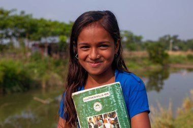 Gowainghat, Bangladeş - Kasım 06, 2019: Üçüncü dünya ülkelerinde kız çocuklarının eğitimi pek yaygın değildir. Ama senaryo yavaş yavaş değişiyor. Bu kız okula kabul edildiğinde çok mutlu oldu..