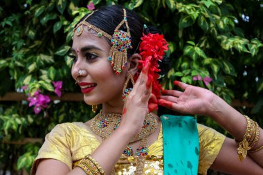 Mohammadpur, Dhaka, Bangladeş - 23 Eylül 2020: Fotoğraf, Covid19 salgınının ortasında Mohammadpur, Dhaka, Bangladeş 'te tutulan koronavirüsü tanıtmak için kültürel bir programda çekildi..