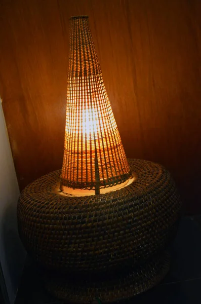 장식용 공예품 손으로 램프입니다 인도의 중년의 테이블 — 스톡 사진