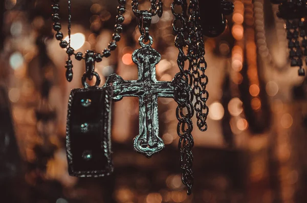 天主教 在印度市场上用手镯和其他饰物装饰神圣的十字架 — 图库照片