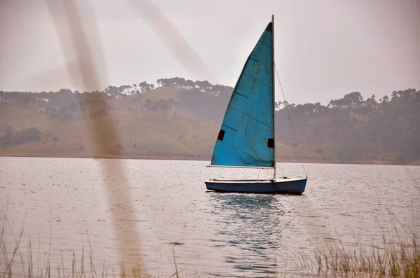 Misty Zonsondergang Weer Met Een Zeilboot Drijven Een Zee — Stockfoto