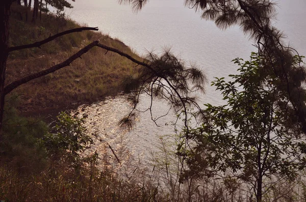 Prachtig Landschap Van Een Meer Bergen Met Zonneschijn Het Water — Stockfoto