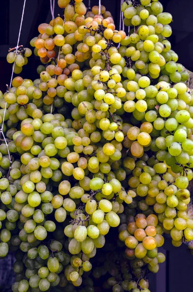 Fresh Juicy Green Grapes Hanging Sale Market Delicious White Wine — Stock Photo, Image