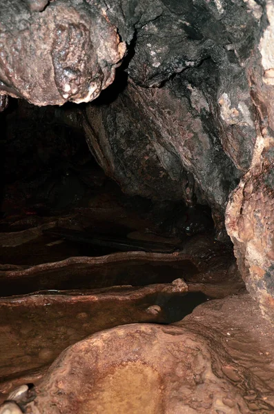 洞窟の中だ 洞窟の中の石壁の質感 — ストック写真