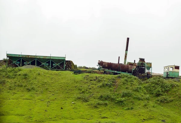 Verlaten Kalksteenmolen Fabriek Een Heuvel Heuvel Oude Industrieele Fabriek Een — Stockfoto