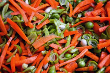 Dilimlenmiş taze havuç, baklagil ve taze bezelye salata için hazır. Besleyici akşam yemeği, öğle yemeği, kahvaltı veya diyet için karışık sebze salatası veya sebze pişirmek.
