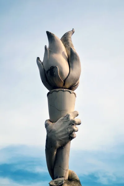 Antik Staty Människan Hand Håller Brinnande Fackla Eller Flambeau Mot — Stockfoto