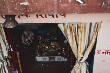Shillong, Hindistan - 5 Ağustos 2010: Yüksek açılı Hindu tapınağı ve tapınma yeri bir inek heykeli, yılan, çan, betel yaprağı, lamba ve kapıdan tapınma malzemeleri ile. Hindu cemaati için tapınmak ve dua etmek için harika bir yer..