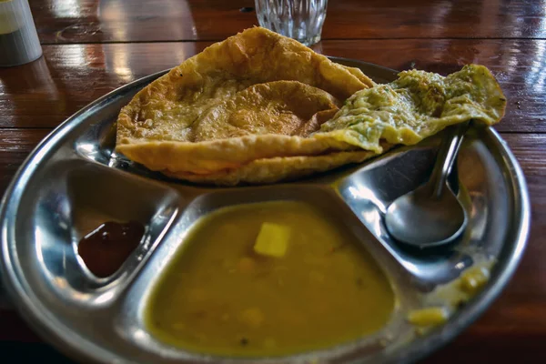印度食品 带有Luchi Paratha 鸡蛋煎蛋卷 和泡菜 放在大盘中作为早餐或夜宵 — 图库照片