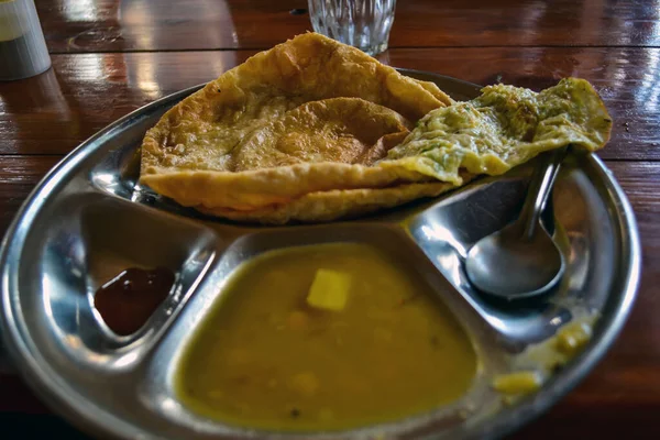 Indisk Mat Med Luchi Paratha Bröd Äggomelett Dal Puls Och — Stockfoto