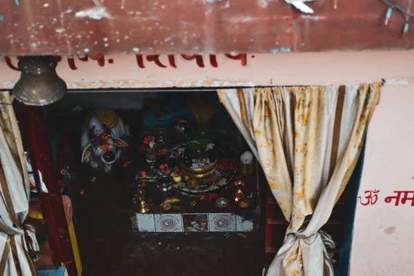 Shillong, Hindistan - 5 Ağustos 2010: Yüksek açılı Hindu tapınağı ve tapınma yeri bir inek heykeli, yılan, çan, betel yaprağı, lamba ve kapıdan tapınma malzemeleri ile. Hindu cemaati için tapınmak ve dua etmek için harika bir yer..
