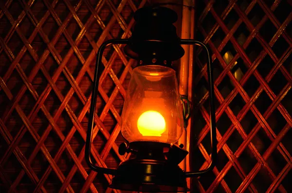 旧式飓风灯笼的布景 用于现代家居室内装饰 万圣节庆祝的现代灯笼 美丽的老灯笼变成了电灯 — 图库照片