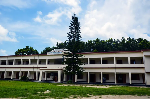 Pabna, Bangladeş - 22 Temmuz 2012 - Mothurapur, Chatmohar, Pabna 'da yer alan okulun güzel mimarisi 1970 yılında Saint Ritas Lisesi olarak adlandırıldı..
