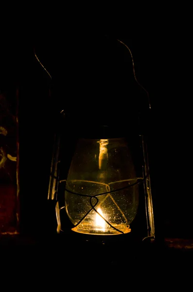 Zbliżenie Starego Światła Latarni Huraganu Świeci Płomieniem Ognia Nocy Latarnia — Zdjęcie stockowe