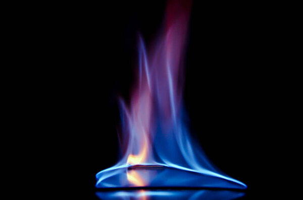 Красочный огонь. Синее пламя огня на черном фоне абстрактно.