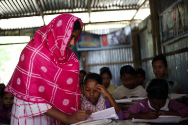 Gowainghat, Bangladeş - Kasım 06, 2019: Sınıfta notlar, kalemler ve öğrenciler derslerini anlamak için derslere yoğunlaşıyor.