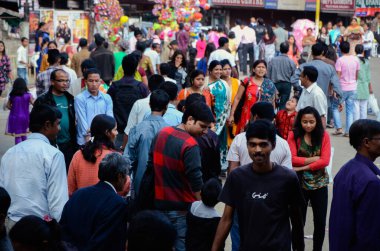 Shillong, Hindistan - 22 Ekim 2012: Fuarda yolda yürüyen bir kalabalık. Kalabalık bir Hint pazarı. Günlük işlerle uğraşan birçok kişinin sokak fotoğrafı..