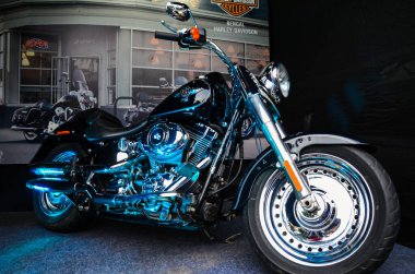 Shillong, Hindistan - 05 Ekim 2012: Harley Davidson bisikletinin galeride ve sergide sergilenmesi. Sürücüler ve ziyaretçiler Harley Davidson motosikletinin yeni modellerinin keyfini çıkarıyorlar..