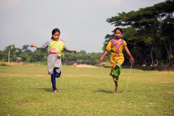 Говенгат Бангладеш Ноября 2019 Года Дети Наслаждаются Игрой Скакалки Открытом — стоковое фото