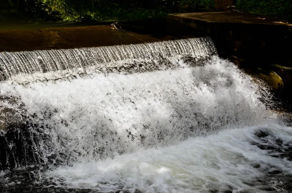 Natürlicher Wasserfluss Ein Kleiner Wasserfall Der Durch Einen Künstlichen Damm — Stockfoto