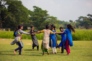 Gowainghat, Bangladeş - 06 Kasım 2019: Çocuklar açık alanda kör adamın blöf oyununun keyfini çıkarıyorlar. Gençler ya da genç kızlar ara verdiğimizde kör adamın blöf oyununu oynuyorlar..