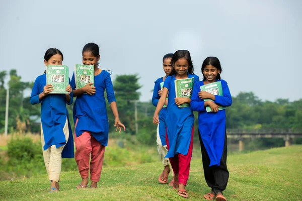 Говенгат Бангладеш Ноября 2019 Года Группа Девочек Подростков Идущих Учебниками — стоковое фото
