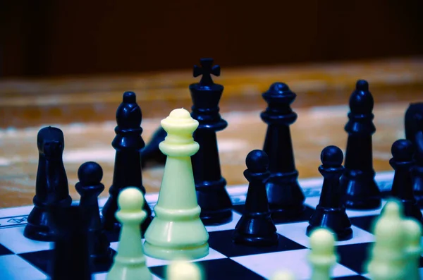 チェスボード上のチェスの駒に選択的な焦点 家庭でのチェスゲームの女王によるチェックメイト — ストック写真