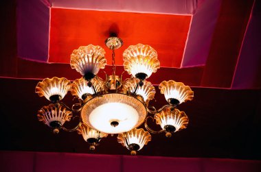 Duvarında birden fazla lamba ya da ampul asılı olan lambalar. Pahalı ve lüks asılı ışıklar ve beyaz veya sıcak ampuller geceleri karanlığı aydınlatır.