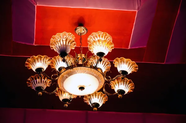 Duvarında birden fazla lamba ya da ampul asılı olan lambalar. Pahalı ve lüks asılı ışıklar ve beyaz veya sıcak ampuller geceleri karanlığı aydınlatır.