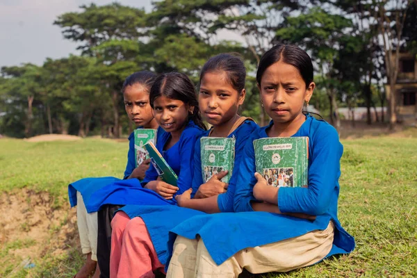 Говенгат Бангладеш Ноября 2019 Года Избирательный Акцент Сделан Школьниц Сидящих — стоковое фото