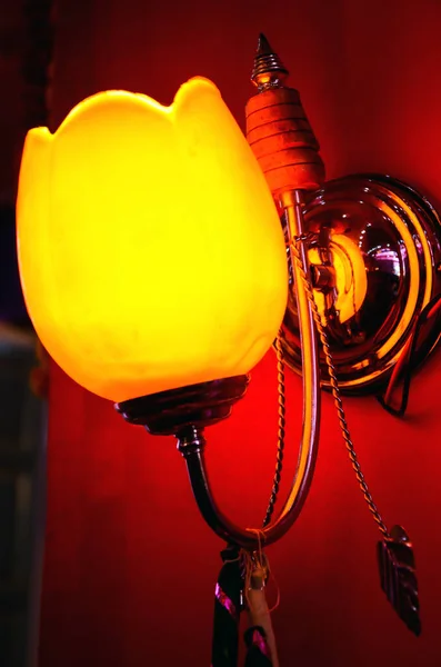 Courbe Suspendue Mur Ampoule Chaude Jaune Éclairant Chambre Noire Lumière — Photo