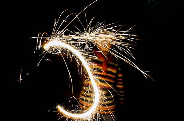 Αγοράκι Παίζει Τις Σπίθες Της Φωτιάς Από Κράκερ Παιδί Μεγάλης — Φωτογραφία Αρχείου