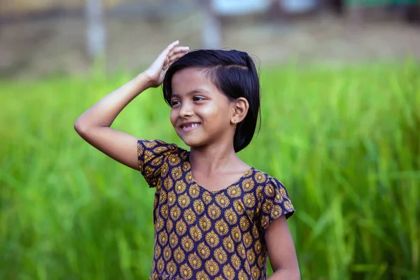 Gowainghat Bangladesh Novembro 2019 Menina Pequena Cuidando Seu Cabelo Com — Fotografia de Stock