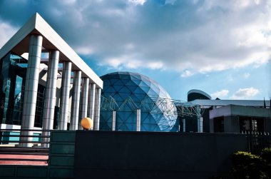 Dhaka, Bangladeş - 3 Ağustos 2012: Dhaka, Bangladeş 'teki Novo tiyatro planetaryumunun güzel mimarisi. Bhashani novo tiyatrosu veya Bangabandhu Şeyh Mujibur Rahman Novo Tiyatrosu gezegenlerin ve yıldızların hareketli görüntüleri için kullanılan bir yerdir.