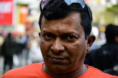 Shillong, Hindistan - 22 Ekim 2012: Kızgın orta yaşlı Asyalı adam kameraya tehlikeli bir bakış atıyor. Sokaktaki Hintli adam.