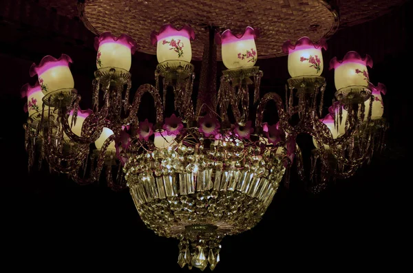 豪华的天花板哈尔灯 用于室内装饰 一盏现代吊灯挂在墙上的一个固定装置上 水晶吊灯照明 — 图库照片