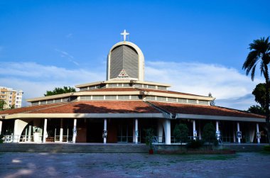 Dhaka, Bangladeş - 3 Ağustos 2012: Kutsal tespih kilisesinin güzel mimarisi, Japonya Kraliçesi Kilisesi olarak bilinen Roma Katolik kilisesidir. Hıristiyanların ibadet etmesi ve dua etmesi için kutsal kilise.