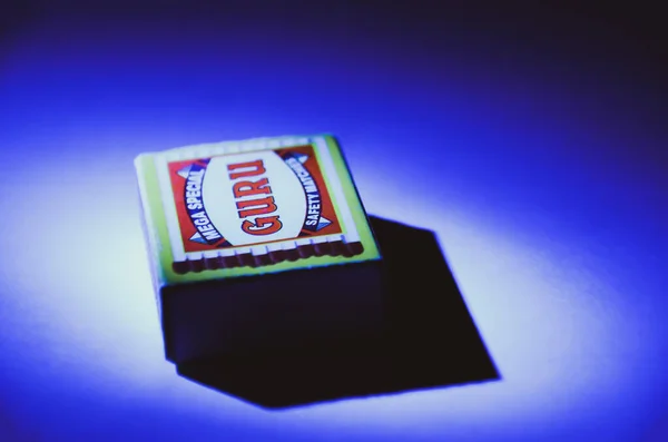 3D kibrit kutusuna yakın çekim. Masadaki kibrit kutusunun resimli editörü.
