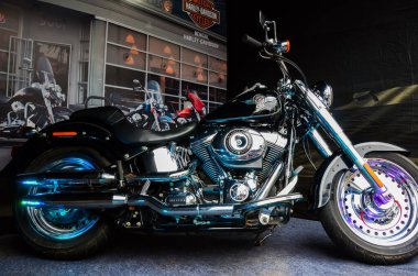 Shillong, Hindistan - 05 Ağustos 2012: Harley-Davidson safra aşıkları için sergilenen lüks Harley Davidson motosikletinin yan görüntüsü.