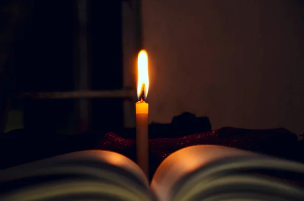 Die Brennende Kerze Durch Das Aufgeschlagene Buch Bildung Ist Das — Stockfoto