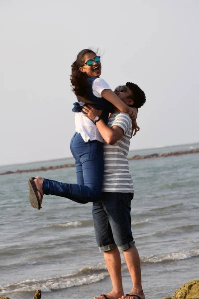 Young Man Lifting His Girlfriend Sea Beach Young Lovers Hug — Fotografia de Stock