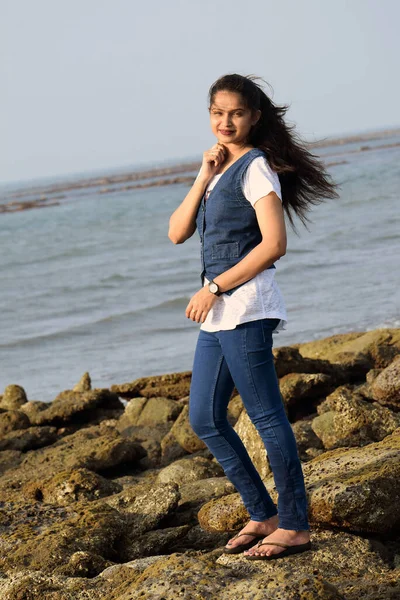Cute Young Girl Standing Coral Sea Beach Wearing Jeans Shirt — Fotografia de Stock