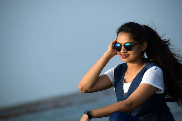 Pretty Young Lady Enjoying Beauty Blue Sea Beautiful Woman Sitting — Fotografia de Stock