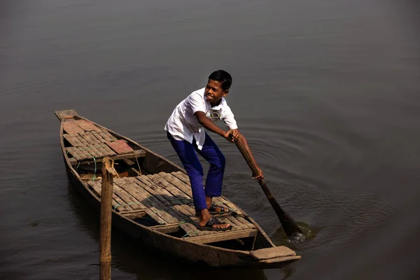 Taherpur Bangladesh November 2019 Selective Focus Schoolboy Steering Paddle Boat — Stock Photo, Image