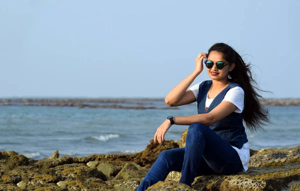 Jovem Senhora Vestindo Jeans Camiseta Sentada Coral Uma Praia Mar — Fotografia de Stock
