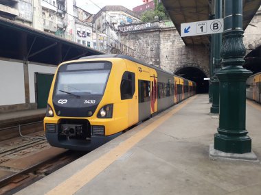 Tren, genellikle bir demiryolu (ya da demiryolu) yoluyla yolcu ya da yük taşımak için kullanılan bir dizi bağlı araçtan oluşan bir tren taşımacılığıdır (